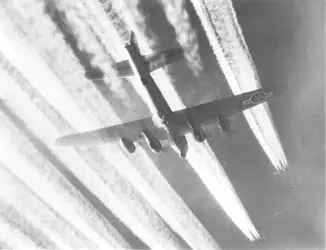 $B-17G_contrails.webp