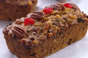 $everyone-loves-this-fruitcake-590.webp