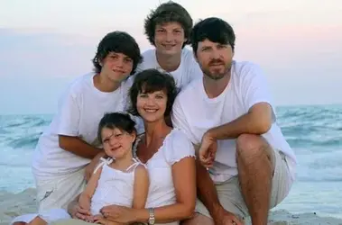 $20-jase-and-missy-robertson-with-kids-on-the-beach-duck-dynasty-then-and-now.webp