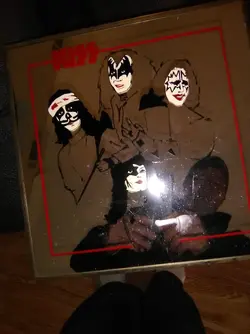 kiss carni mirror2.webp
