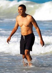 $barack-obama-shirtless_448x6291.jpg