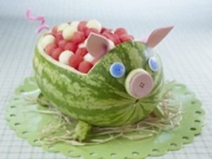 $carving-watermelon-pig-300x225.jpg