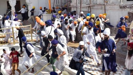 sikhs-around-the-world-are-really-embarrassed-about-that-golden-temple-sword-fight-1402352158.jpg