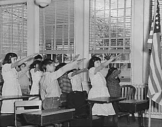 Students_pledging_allegiance_to_the_American_flag_with_the_Bellamy_salute.webp