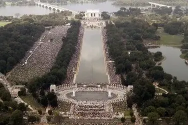 $Lincoln memorial crowd.webp