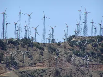 $Tehachapi_wind_farm_3.webp