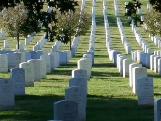 $arlington_cemetery_headstones_rows_big.webp