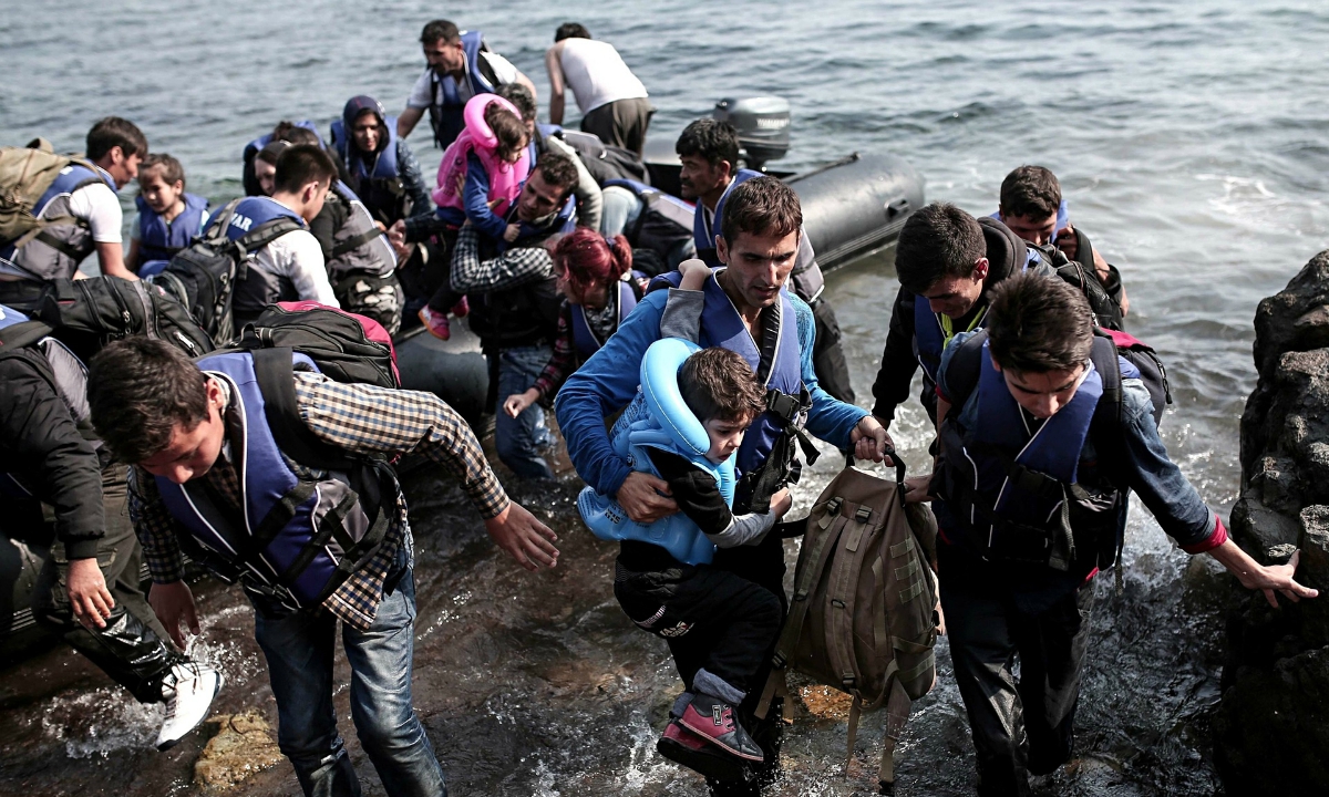 Syrian-refugees-landing.jpg
