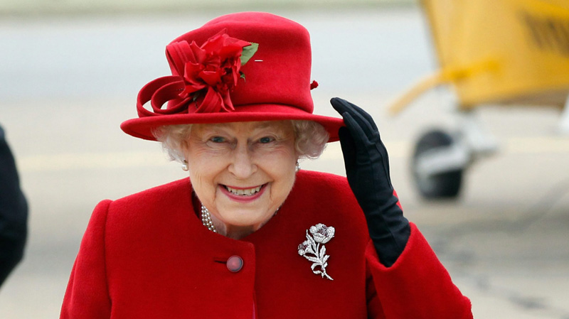 Queen-Elizabeth-2-red-hat.jpg