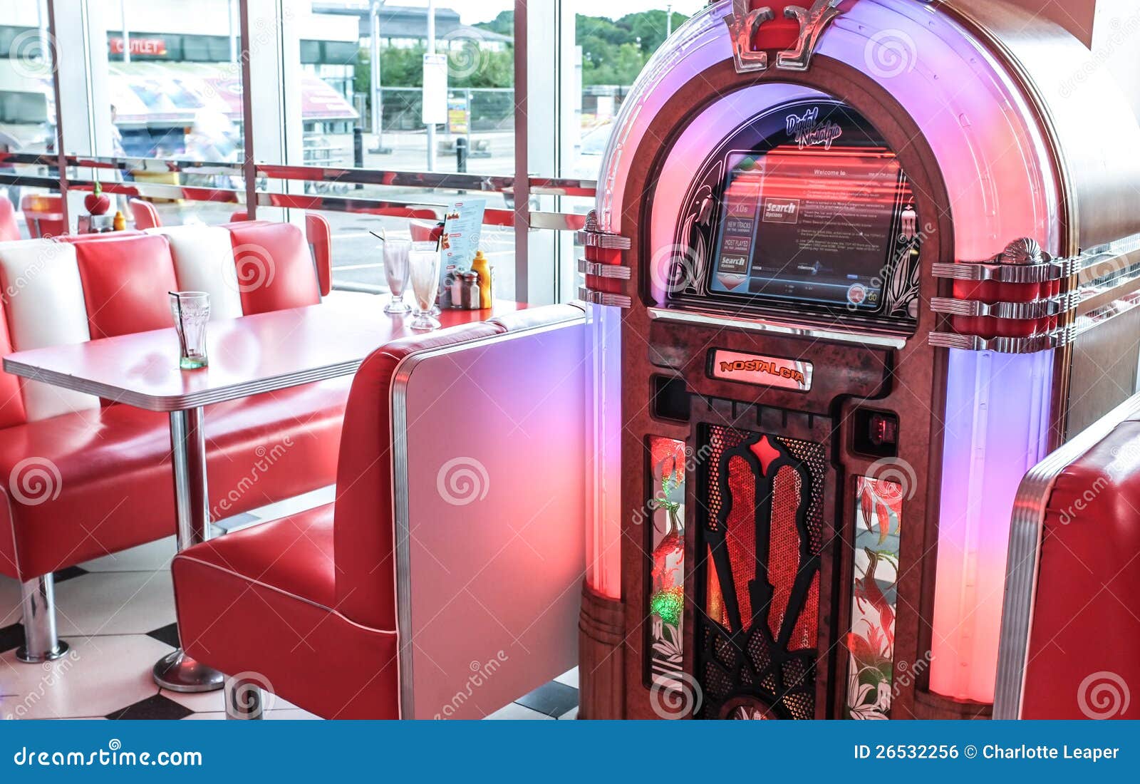 retro-vintage-american-diner-jukebox-26532256.jpg