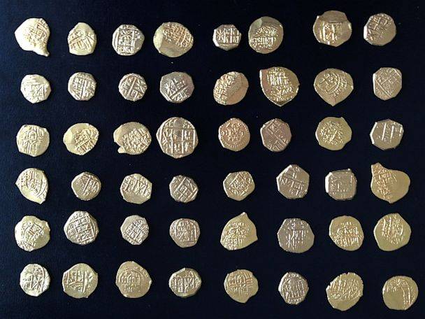 ht_gold_coins_300_years_old_found_treasure_chest_thg_130715_4x3_608.jpg