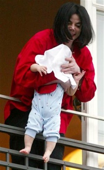 michael-jackson-dangling-baby-son-tm.jpg