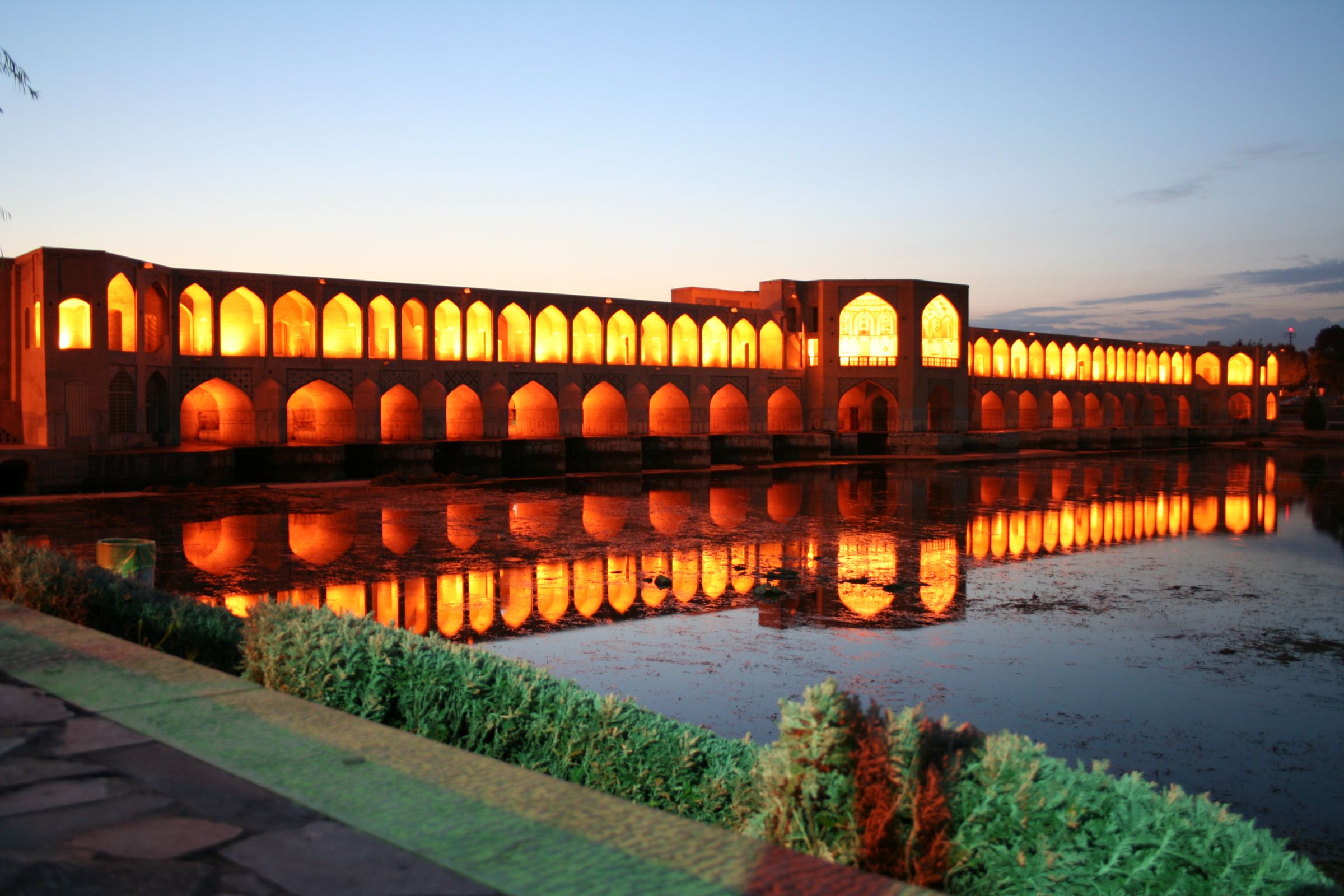 Khaju_Bridje_at_night.jpg