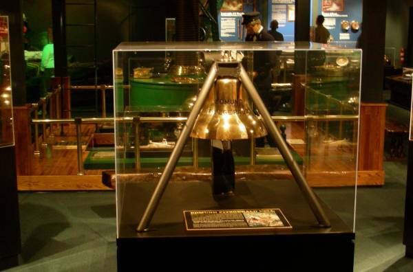 Edmund_Fitzgerald_Bell.JPG