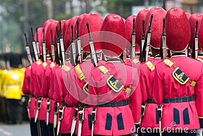 armed-thai-soldiers-parade-uniforms-16790443.jpg