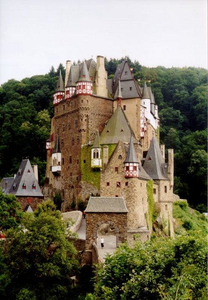 415px-burg_eltz_1.jpg