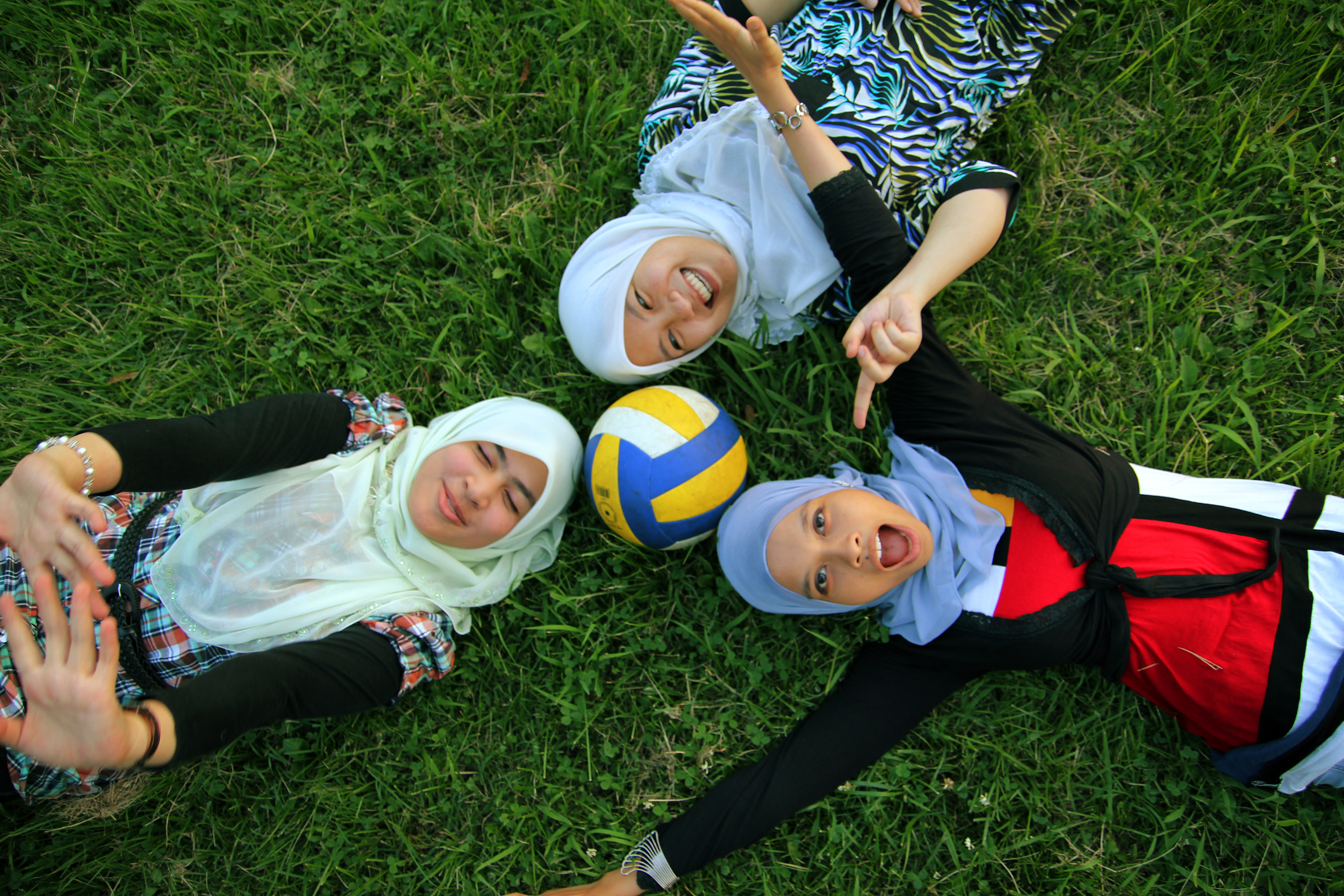 Three_Muslim_girls_in_tudungs_-_20100718.jpg