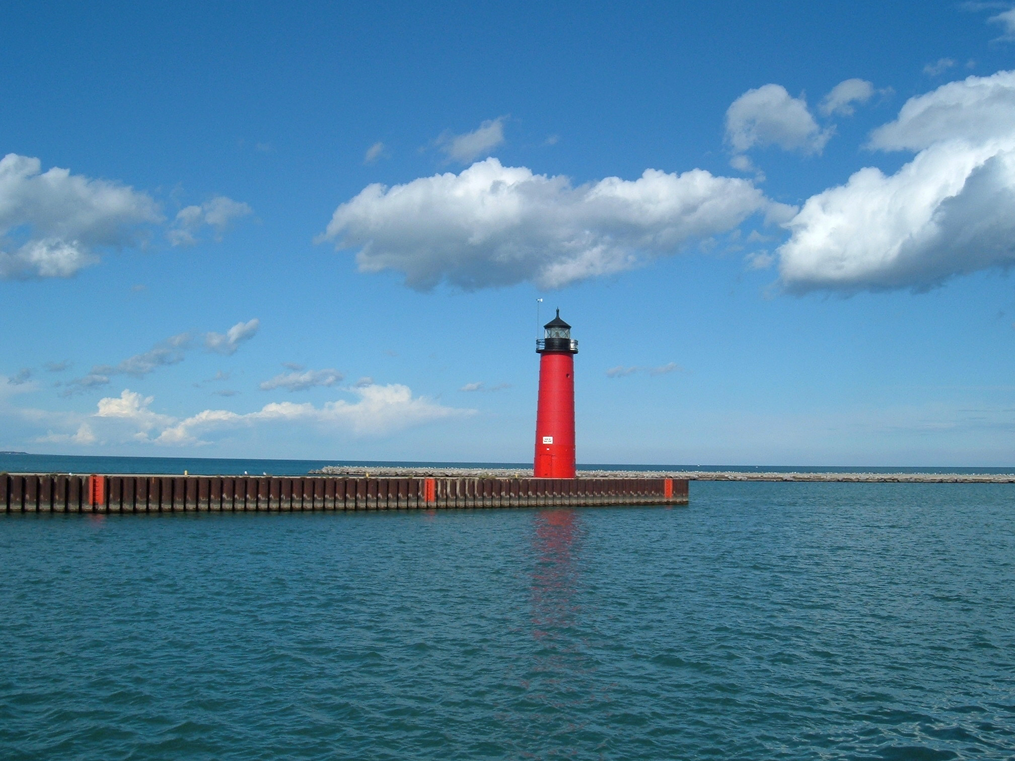 Kenosha_North_Pier_Lighthouse.jpg