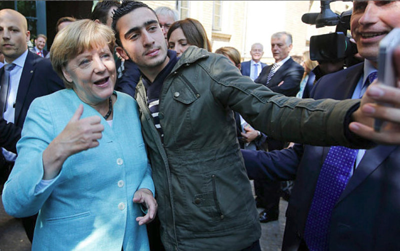 merkel-poses-with-invader.jpg