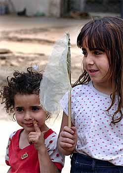 2girls_whiteflag_Iraq.jpg