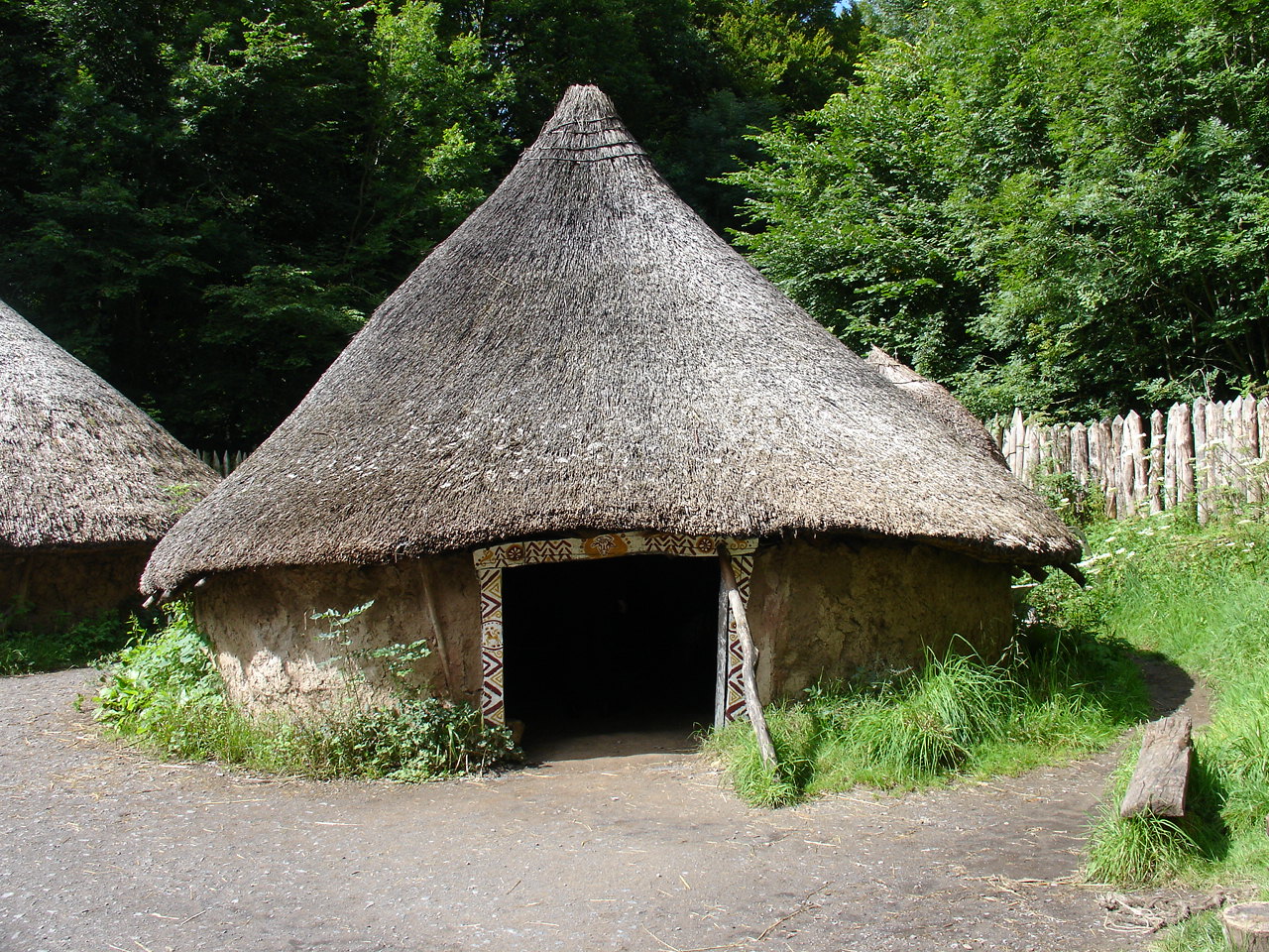St_Fagans_Celtic_Village_the_main_hut.jpg