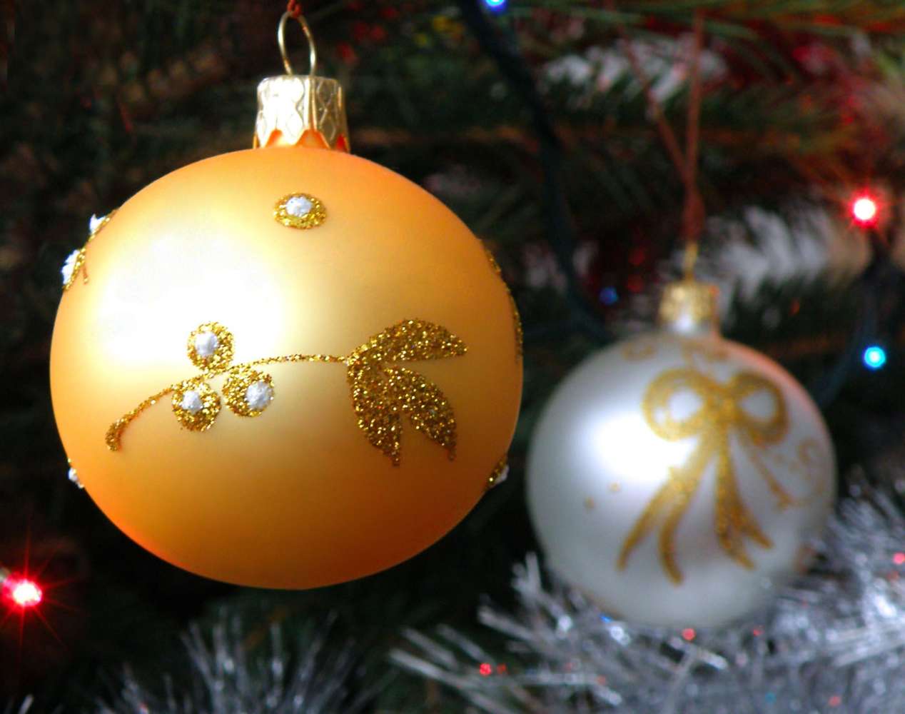 gold_and_silver_christmas_ornaments.jpg