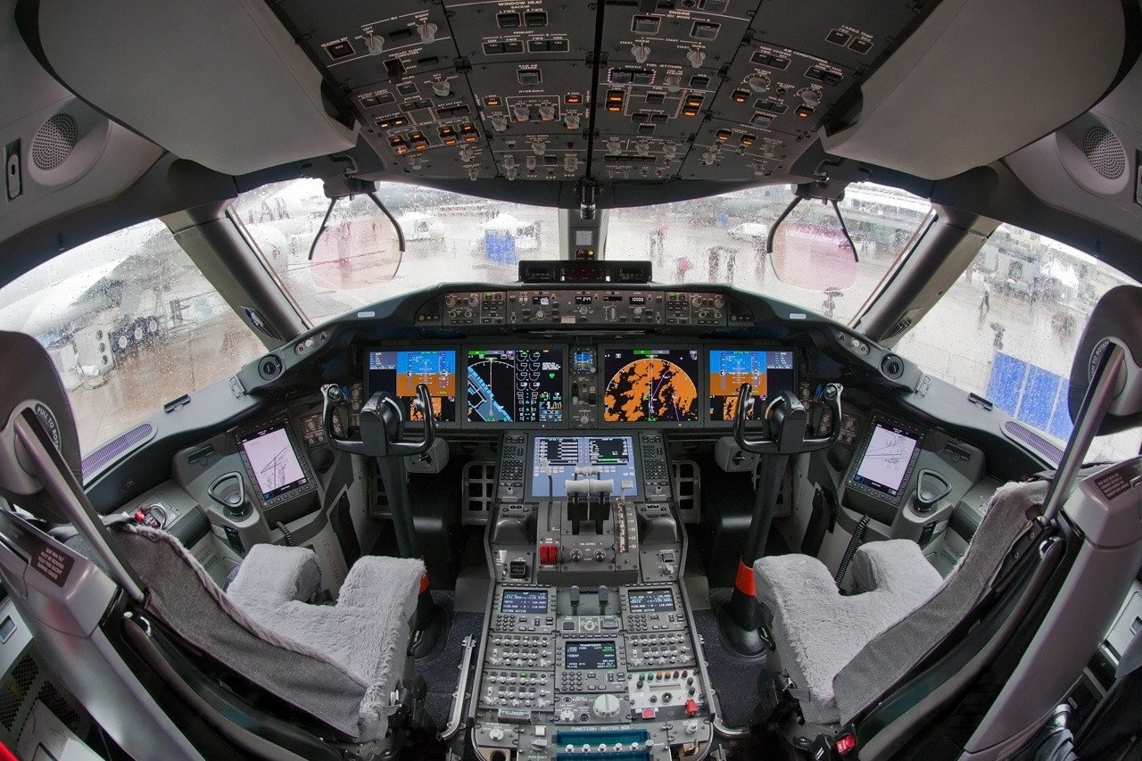 Boeing_787-8_N787BA_cockpit.jpg