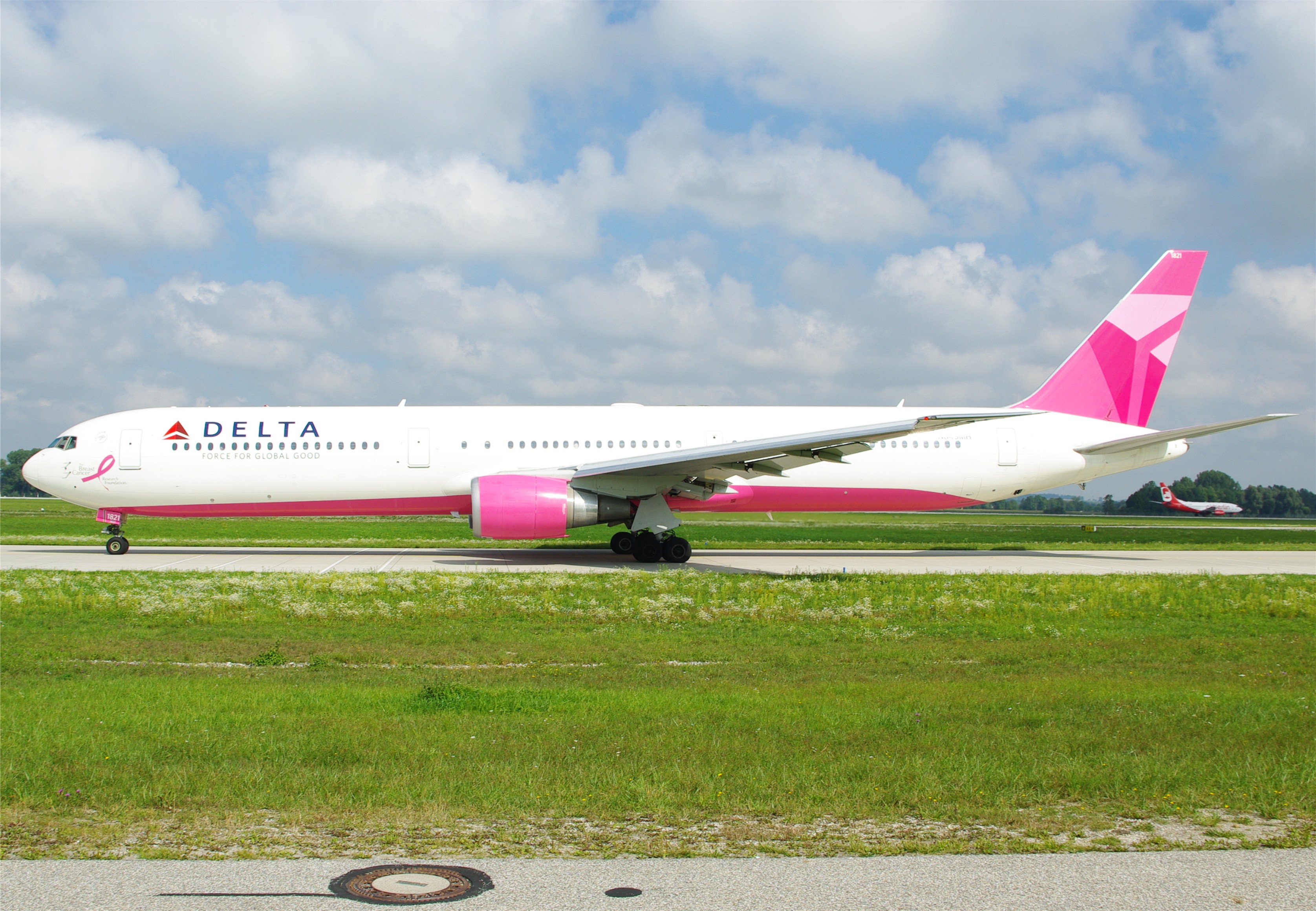 Pink_Delta_767-400ER_N845MH.jpg