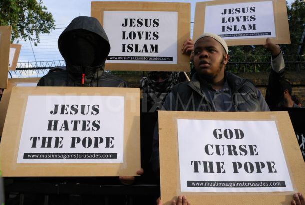 Anti-Pope-Muslims.jpg