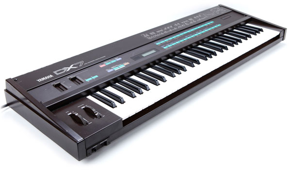 yamaha_dx7_angle2.jpg