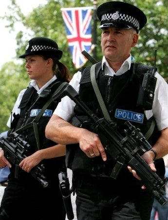 192-1025222159-Police_armed_uk.jpg
