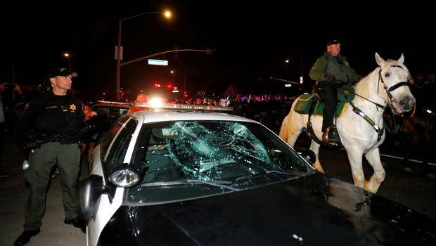 Police-Car-and-horse-anti-Trump-protest-CBS-News.jpg