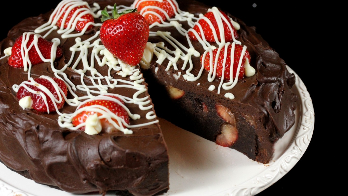 Chocolate-Cake-chocolate-33338506-1366-768.png