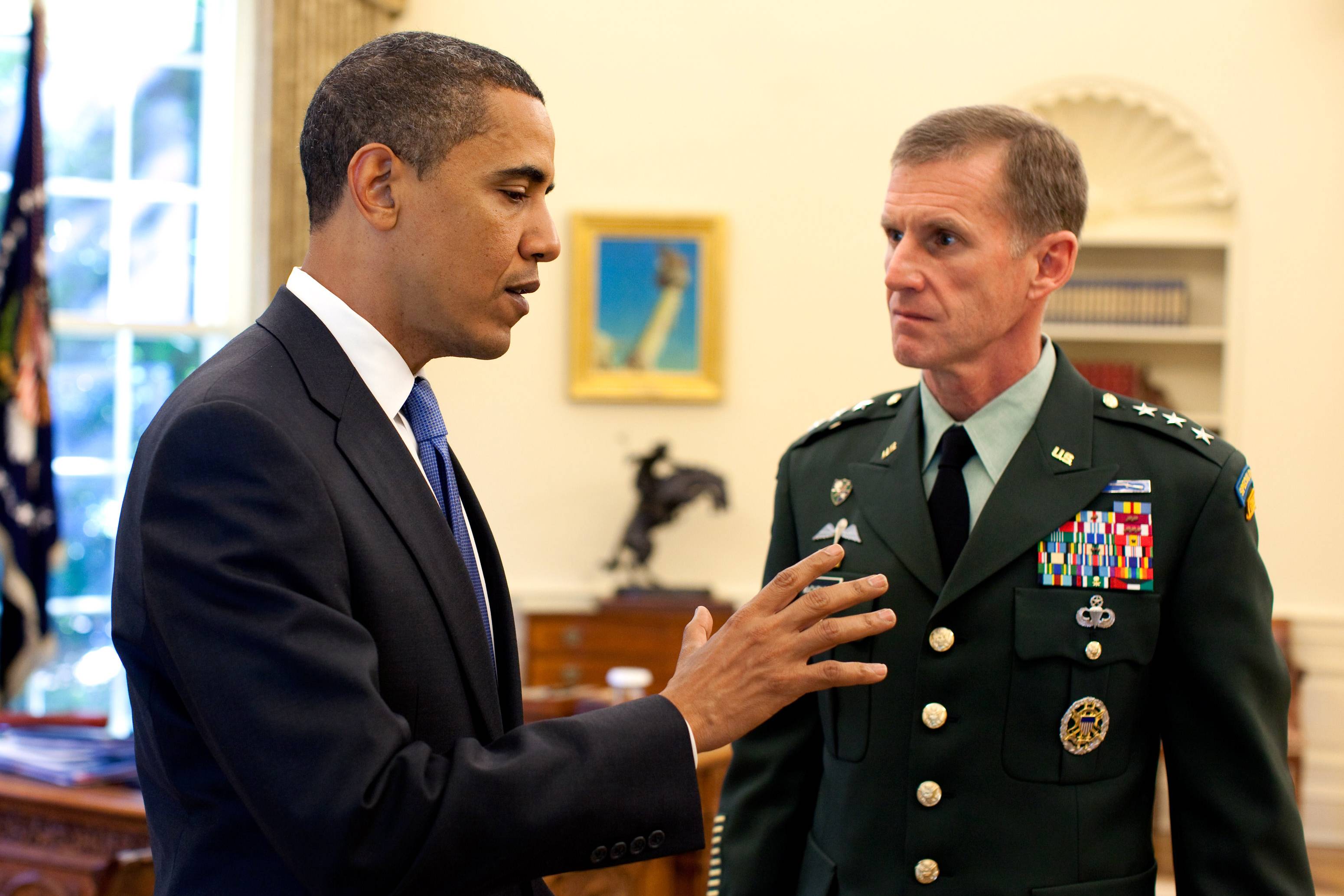 Barack_Obama_meets_with_Stanley_A._McChrystal_in_the_Oval_Office_2009-05-19.jpg