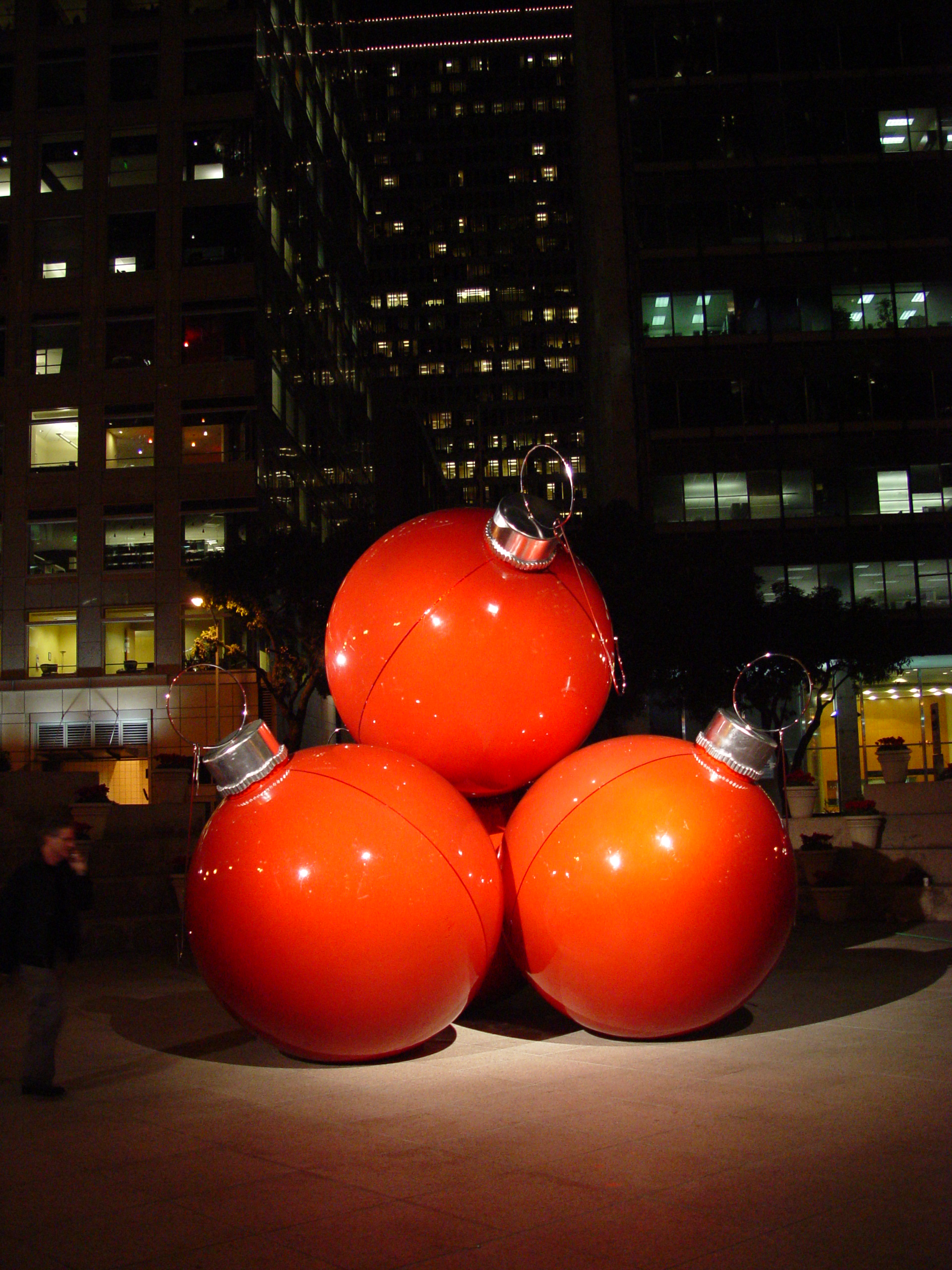 Christmas_decorations_downtown_San_Francisco.jpg