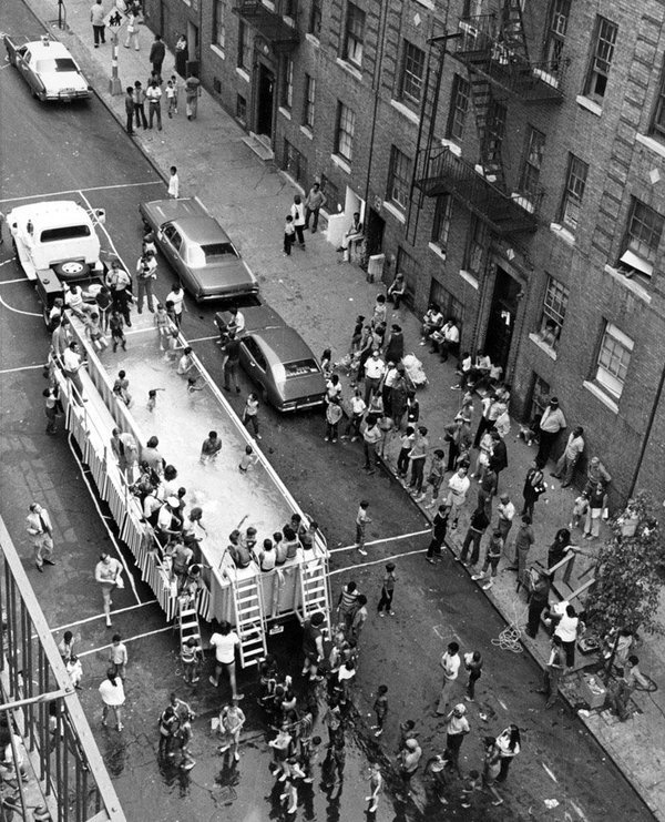 A-swimmobile-in-New-York-City-1960.jpg