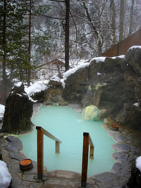 Shirahone-Onsen-Japan.jpg