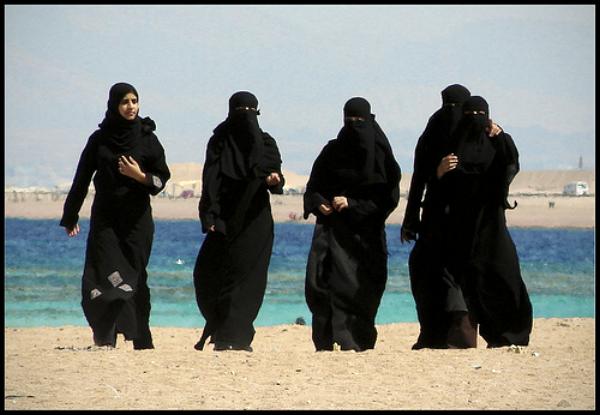 arab_girls_on_beach.jpg