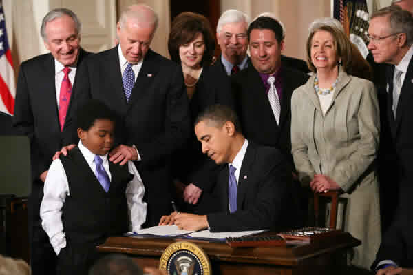obama-signs-obamacare.jpg