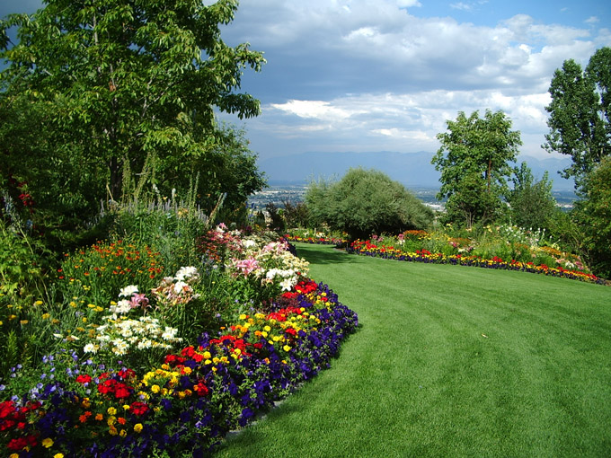 bibler-gardens-lawn.jpg