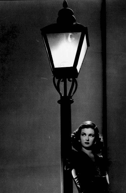 joan_bennett.Scarlet.Street.lamp.jpg