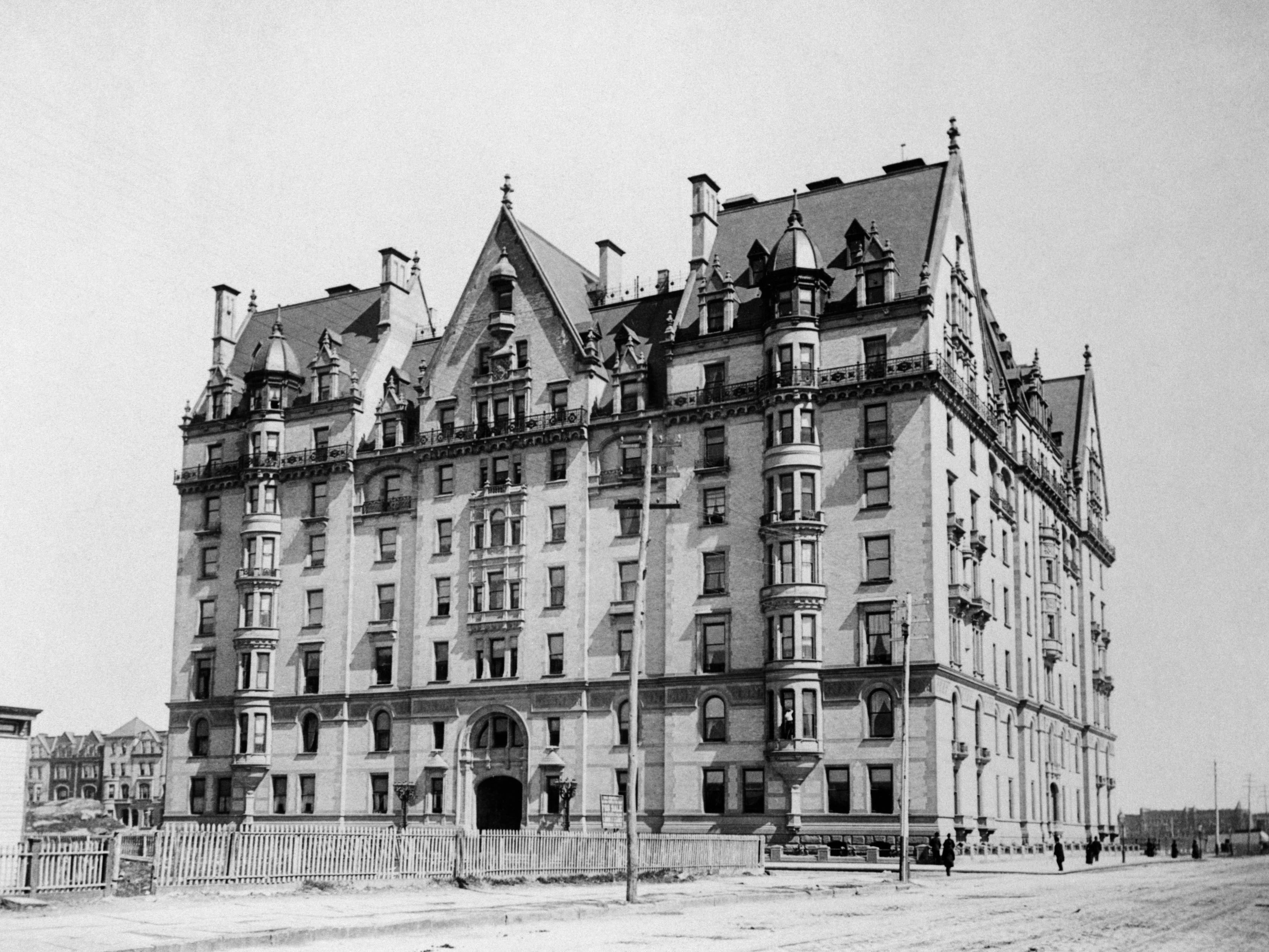 the_dakota_1890b.jpg