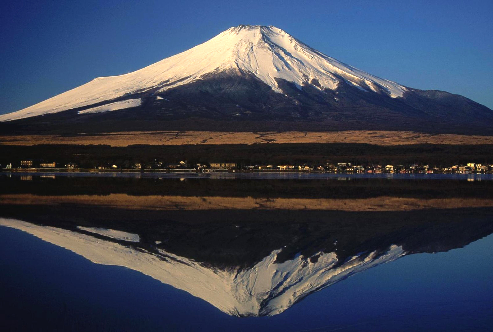 01_Fujisan_from_Yamanakako_2004-2-7.jpg