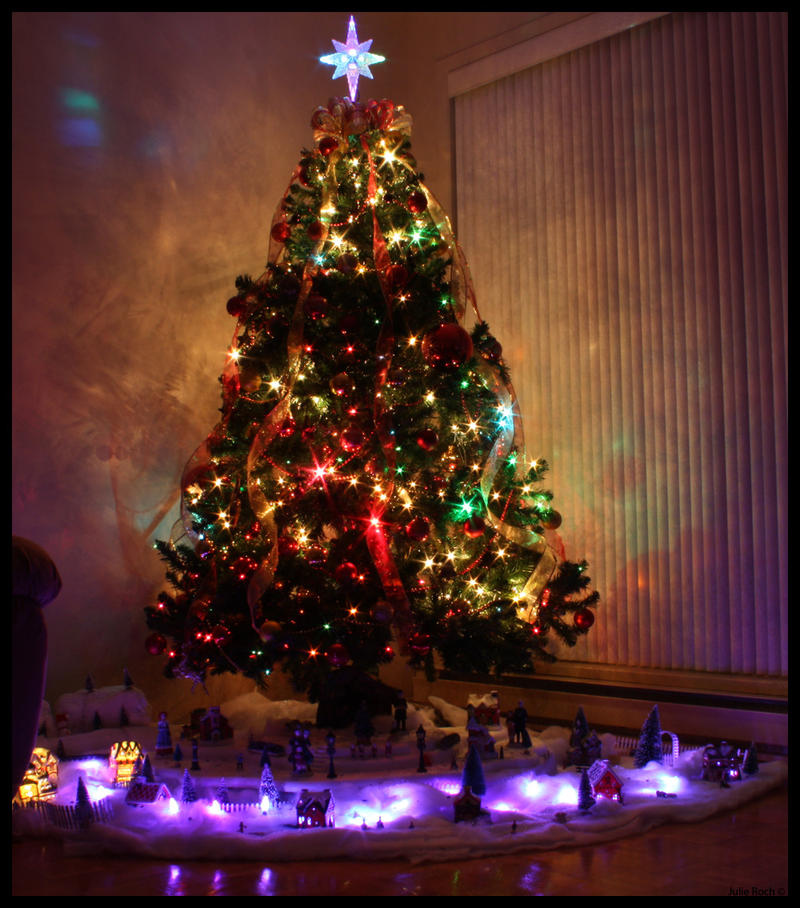 christmas_tree_by_julie1226.jpg