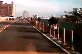8pomvyF.gif