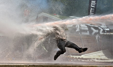 Water-cannon-on-use-on-a-007.jpg