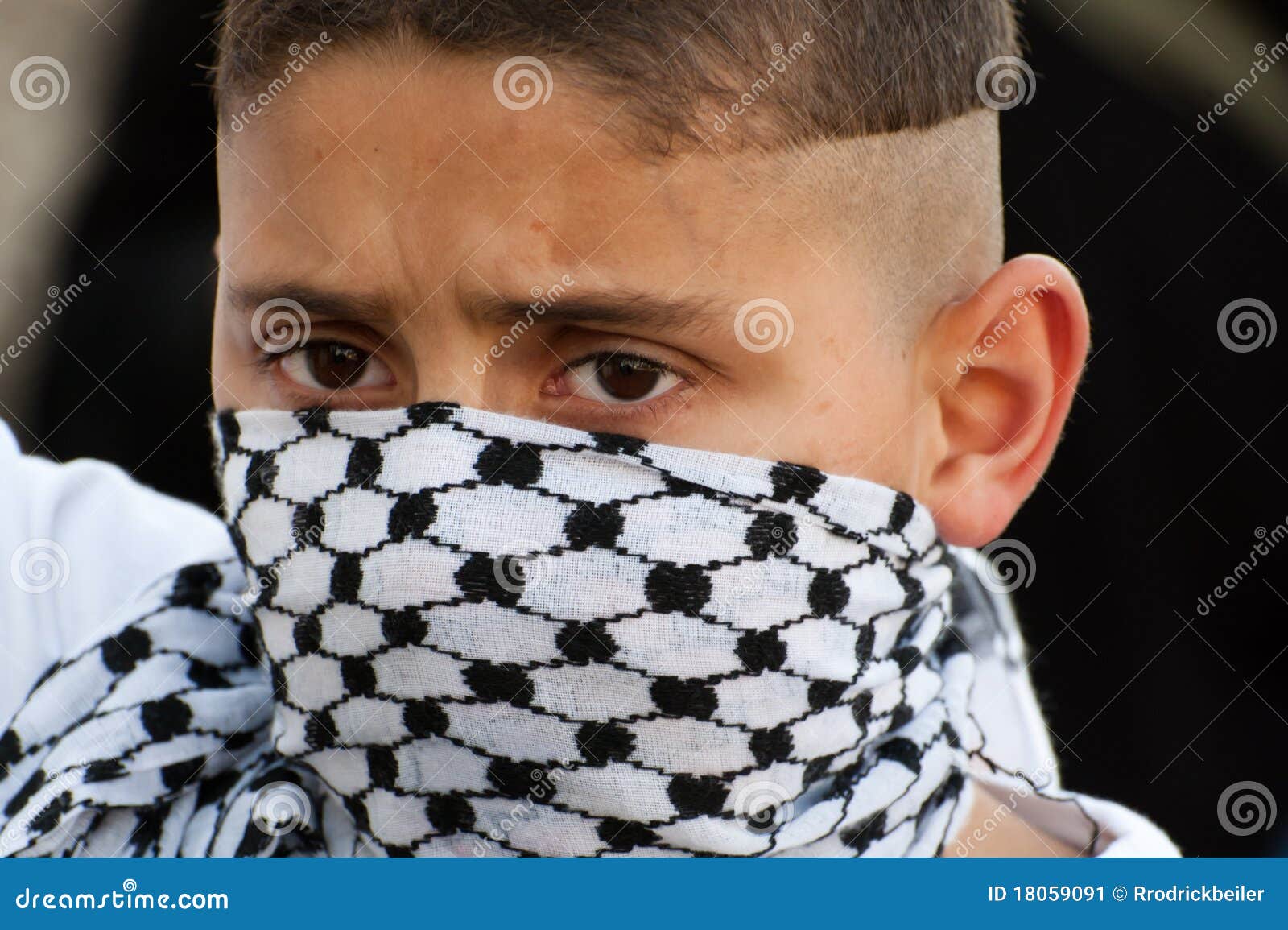 palestinian-boy-keffiyeh-mask-18059091.jpg