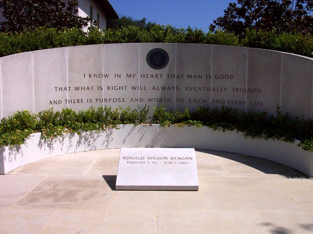 Ronald_Reagan_grave_July_2004.jpg