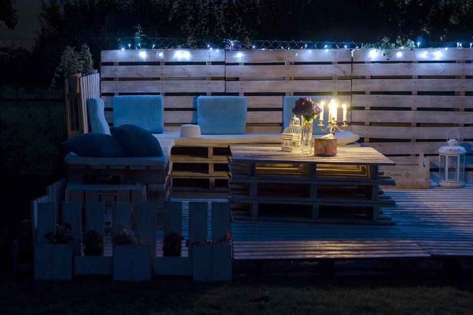 pallet-garden-party-lounge-with-lights.jpg
