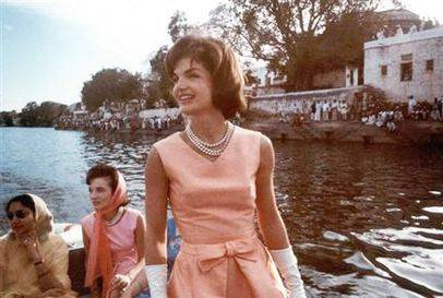 Jacqueline-Kennedy-India-1962.jpg